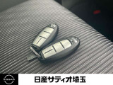 ドアの開閉時、両手が荷物で塞がっている時はキーレスでのカギの解除が大変ですよね。スマートキーはポケットやバッグに入れておけば、ドアロックの解除やスタートが可能です。とても便利な機能ですね