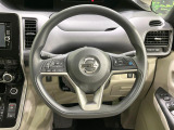 インテリアに合わせたデザインのステアリングは、運転される方のことも考え、運転しやすい形状、大きさです。是非一度、実際に触ってお確かめください。
