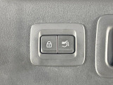 【パワーバックドア】スマートキーや運転席のボタンを押すだけでリアゲートが自動で開閉します!荷物を持っている時や、高い位置にあるバックドアを閉める際に便利な機能です♪