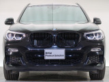 【キドニーグリル】BMWの代名詞。一目見ただけでBMWであると認識できる確固たるアイコンとして存在感を放ちます。