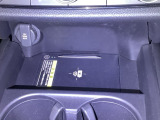 ワイヤレス充電器を搭載。スマートフォンを置くだけで充電可能。