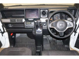 操作性に優れた運転席となります!小物入れや各ボタンの配置にこだわり、使いやすいです!座り心地もよく視認性も良好なのでロングドライブもお任せ下さい!