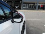 後方から車などが接近するとランプが光って知らせてくれます。車線変更の時に安心ですね。