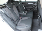 ■乗員間の距離にゆとりをもたせた広々とした室内空間。後部座席の居住スペースも十分に確保されており、足元ゆったり空間を演出致します。長距離ドライブも快適にお過ごし頂けます。