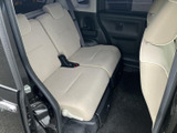 明るい色合いのシートが並び、座面や背もたれの形状も確認しやすい室内です。前席との間にも足元のスペースがあり、同乗者と一緒のお出かけにも活用しやすい後席です。