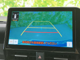 車両後方の映像をモニターに表示し、安全な後退をサポートします。駐車場での小回りを助け、事故のリスクを軽減します。
