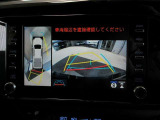 クルマを真上から見ているような映像をディスプレイに表示し、運転席からの目視だけでは見にくい車両周辺の状況をしっかり確認できます。
