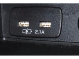 小物の収納に便利なセンタートレイには携帯等のデバイスの充電可能なUSB出力電源付です。