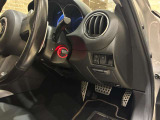 運転席右側にまとめられたキー操作部とスイッチ類。乗り込んでから走り出すまでの手順を身近な位置で確認できます。初めて乗る車でも、操作の役割を整理して購入後の使い方を思い描けます。