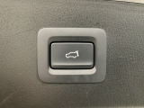 パワーリフトゲートは運転席とリフトゲート側、さらにアドバンストキーでも開閉が可能!開度は無段階にメモリー設定もできます。ゲート内側にタッチセンサーを配置し、手などを挟み込む危険を低減します。
