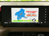 テレビ番組を画面に表示でき、停車中の待ち時間も映像を楽しめます。画面上の情報が見やすく、操作メニューも周囲にまとまっているため、日常の中で活用しやすい装備です。