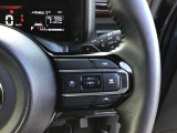 ハンドルにスイッチ右はクルーズコントロールのスイッチで走行中も運転姿勢を崩すことなく設定できます。
