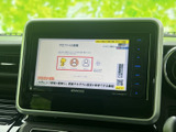 後方確認をサポートするモニターを備え、駐車時や車庫入れの際に役立つ装備です。周囲を目視で確認しながら画面も活用でき、日常の駐車をよりスムーズに行えます。