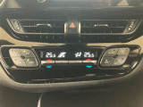 DUALスイッチを押すと運転席側と助手席側で別々に温度調節ができるエアコンです