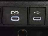 充電用USB端子付き。スマートフォンなどの充電に便利です。