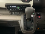 CVT車のセレクトレバーです。低速から高速まで、変速ショックのないスムーズな走りを実現するとともに、エンジン効率のよい領域を維持することで燃費にも貢献します。