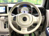 インテリアに合わせたデザインのステアリングは、運転される方のことも考え、運転しやすい形状、大きさです。是非一度、実際に触ってお確かめください。