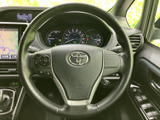手元には操作ボタンが配置され、運転姿勢を大きく変えずに各種操作へアクセスしやすい構成です。メーターや画面も視線の先にまとまり、運転中に必要な情報を確認しやすい環境です。
