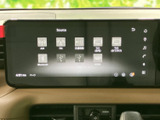 ラジオやテレビ、Bluetooth、USBなどの入力先が画面上に並び、使いたい音源を選びやすい表示です。日々の移動に合わせて音楽や番組を楽しめる便利な装備です。