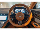 グリップし易いスポーツステアリングは、フラッグシップGTカーでありながらスポーツカーであることを忘れさせません。