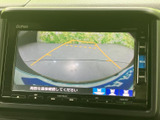 画面には後方の映像とガイドラインが表示され、駐車時に周囲との距離を確認する際に役立ちます。表示内容を見ながら、落ち着いて車庫入れをしたい方にも便利です。