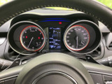 左右のメーターと中央のディスプレイに情報がまとまり、運転に必要な表示をひと目で確認しやすい配置です。走行中も視線移動を抑えて、状況を把握しやすくなっています。
