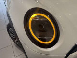 MINIを熟知したメカニックによる、100項目の納車前点検。ドイツ本国と同様の教育・訓練を受けたメカニックが、100項目にも上るポイントを徹底的に点検、整備した後にお客様にお引渡しします。