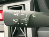 レバー上の図柄や表示から各機能を確認でき、手元で設定を把握しやすい構成です。操作項目がひと目で分かりやすく、天候や視界の変化に応じた使い分けに役立ちます。