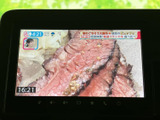 テレビ番組を画面で視聴でき、停車中の待ち時間も快適に過ごせます。映像が大きく表示されるため内容を確認しやすく、休憩時や待ち合わせの際にも活用できる便利な装備です。