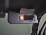 運転席側のサンバイザーには鏡付き☆お出かけの前にサッと身だしなみのチェックも出来ます♪