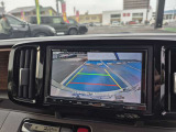 後退時に車両の後ろ側をモニター画面に表示します。車庫入れなどでバックする際に後方確認ができて便利です。車庫入れが苦手な人もこれで安心。