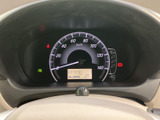 速度計を中心に各種表示がまとまり、運転中に必要な情報を確認しやすい配置です。表示灯も視界に入りやすく、日々の運転を支える見やすいメーターパネルとなっています。