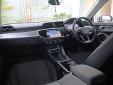 内装はシンプルに使い勝手を考え作られています。お車を運転する感覚をダイレクトに体感して頂けます。室内も広くロングドライブにも快適にお過ごしいただけます。