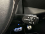 クルーズコントロール機能が付いています。 速度を設定するとアクセルを踏まなくても一定の速度で走ることができます。  高速道路ではとても便利な装置なんです。