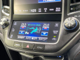 【左右独立型フルオートエアコン】運転席と助手席でそれぞれお好みの温度に設定可能。同乗者にも配慮した、快適な空調をお届け致します。