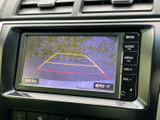 後方の映像にガイドラインが表示され、駐車時に周囲との距離感をつかむ助けになります。画面上で進路の目安を確認できるため、車庫入れや狭い場所での駐車をサポートします。