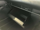 車検証なども収納できる大型のグローブボックスは、使い勝手もよく役立ちます!