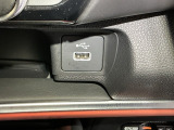 スマートフォンなどの充電に便利なUSBジャック。運転席からも助手席からも使いやすいです。