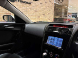 助手席まで横に広がるシンプルなダッシュボード。運転する方も、隣で過ごす方も室内の雰囲気を楽しめます。二人で目的地を相談しながら移動する休日を、座ったときの目線で思い描けます。