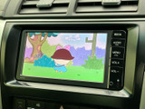 車内でテレビ映像を楽しめる画面を装備しています。停車中の待ち時間には映像を視聴でき、同乗者と過ごす時間にも活用できます。画面が備わることで、車内での過ごし方の幅が広がります。