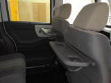 ★運転席&助手席シートバックテーブル★休憩時のちょっとした小物置きに使える、前席背面の格納式テーブル。便利なコンビニフック付。※走行中は必ずコンビニフック付シートバックテーブルを格納してください。