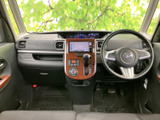 運転席まわりは視界が広く、前方や左右の様子を確認しやすいレイアウトです。シートに座った際も手の届きやすい位置に各部がまとまり、日々の移動を落ち着いて過ごせる空間です。
