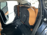 リアシート座面を持ち上げると、背の高い荷物を積むのに便利なトールモードに変身します!多彩なシートアレンジで使い勝手良好!