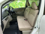 前席は左右がつながる形状で、明るい色合いのシートが室内をすっきり見せます。運転席から前方を見渡しやすく、乗り降りもしやすいレイアウトです。