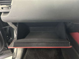 ちょっとしたところは収納ボックスにもなっています。車内はサイズも決まっているので、収納が少ないと思っているアナタ!ご安心ください。さまざまなところに収納が隠れているんです♪