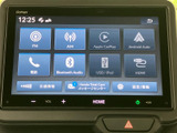 ラジオやスマートフォン連携などの項目が画面上に並び、使いたい機能を選びやすい構成です。タッチ操作で各種メニューを確認でき、日々の移動にも便利に活用いただけます。