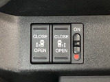 リアドアは乗り降りに便利な両側電動スライドドアです。また運転席に座っていながらスイッチ操作で自在にスライドドアを開け閉めできます。