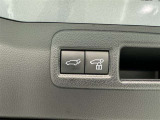 電動式バックドアです。 荷物を持ったままでもボタン一つで自動的に開け閉めできるので便利ですよ。 挟み込み防止機能も付いていますのでお子様の手や荷物を挟み込むのを防いでくれますよ。