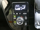 「AUTO」スイッチで車内の温度を一定に保ってくれるオートエアコン 快適装備の代名詞 もちろんマニュアル操作も可能ですよ