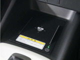 ◆ワイヤレス充電器◆ワイヤレス充電規格Qiに適合した機器を充電エリアに置くことで使用できます。
